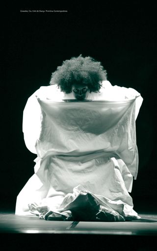 Imagem da página da esquerda da publicação Festival ES de Dança 2012