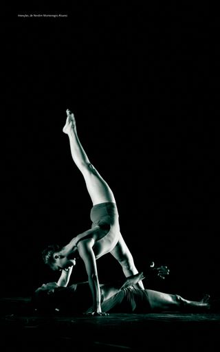 Imagem da página da direita da publicação Festival ES de Dança 2012
