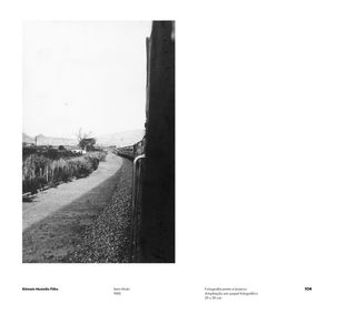Imagem da página da esquerda da publicação Múltiplo Comum: obras do acervo fotográfico