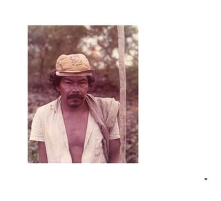 Imagem da página da direita da publicação Múltiplo Comum: obras do acervo fotográfico