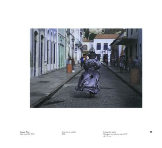 Imagem da página da direita da publicação Múltiplo Comum: obras do acervo fotográfico