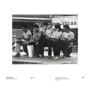 Imagem da página da esquerda da publicação Múltiplo Comum: obras do acervo fotográfico