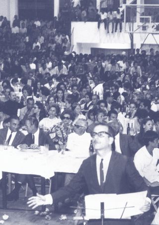 Imagem da página da esquerda da publicação Os Mamíferos: crônica biográfica de uma banda insular