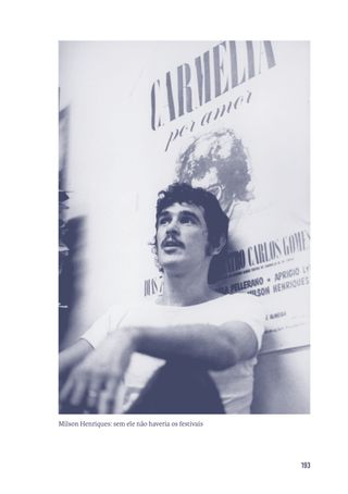 Imagem da página da direita da publicação Os Mamíferos: crônica biográfica de uma banda insular