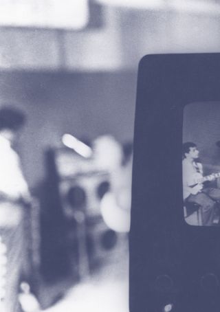 Imagem da página da esquerda da publicação Os Mamíferos: crônica biográfica de uma banda insular