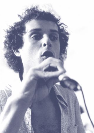 Imagem da página da esquerda da publicação Os Mamíferos: crônica biográfica de uma banda insular