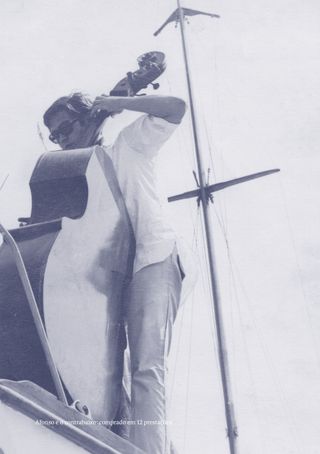 Imagem da página da esquerda da publicação Os Mamíferos: crônica biográfica de uma banda insular