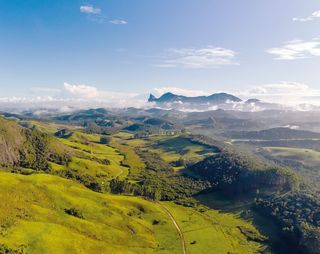 Imagem da página da esquerda da publicação Últimos Refúgios: Da Pedra Azul ao Forno Grande