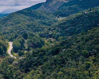 Imagem da página da direita da publicação Últimos Refúgios: Da Pedra Azul ao Forno Grande