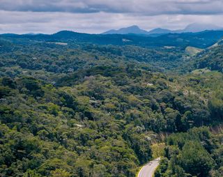 Imagem da página da esquerda da publicação Últimos Refúgios: Da Pedra Azul ao Forno Grande