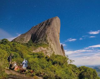 Imagem da página da esquerda da publicação Últimos Refúgios: Da Pedra Azul ao Forno Grande