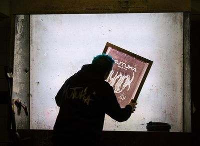 Tela de serigrafia com estampa do lettering da marca. Foto de divulgação